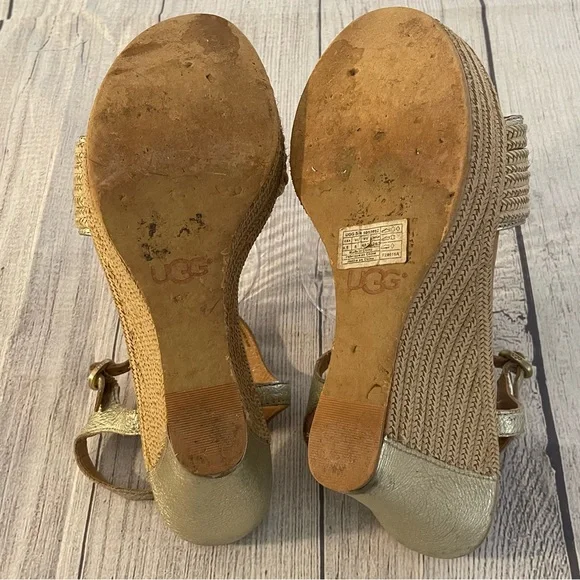 UGG woven straw platform wedge sandals with gold T-strap ankle strap, size 9.5 - Picture 10 of 14